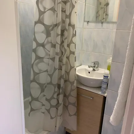 Renovated In The Heart Of Lägenhet *